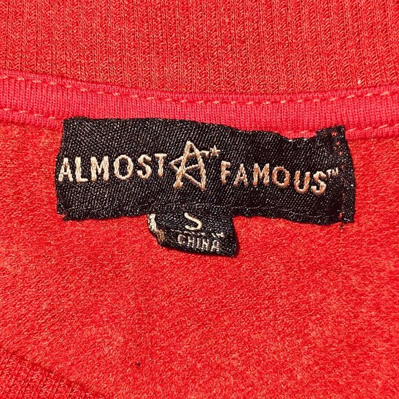 Almost Famous Red Pullover Sweater With Gold Sequin Lips Graphic Women's Size S - Picture 3 of 6